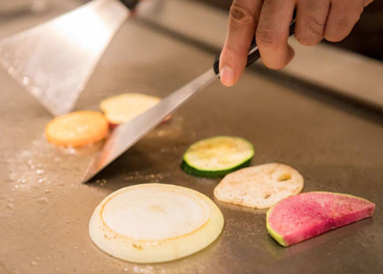 ▲ On this day they consisted of Fukushima lotus root, Hyogo carrots, Miyazaki zucchini, Awaji Island onions, Fukushima sweet potatoes, Shizuoka watermelon radish, and Japanese white radish.