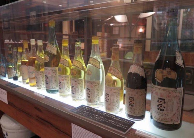 ▲There are sake bottles are on display which have been preserved since the Second World War or which survived the Great Hanshin-Awaji Earthquake (1 bottle = 1 sho, equivalent to 1.8 liters). The different colored bottles remain unopened, valuable witnesses to the passage of history.