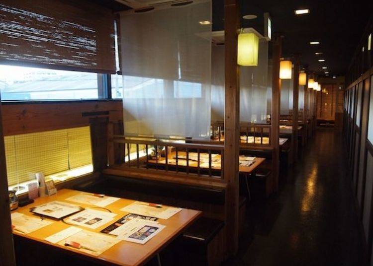 ▲Each table is partitioned so as to create a calm and relaxed atmosphere. There is a banqueting room, as well as a tatami room and a private dining room. The restaurant has 128 seats in total.