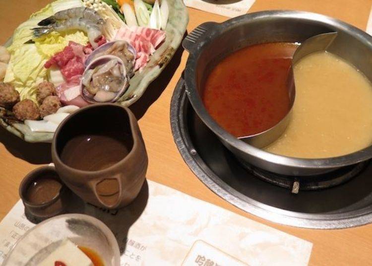 ▲Delicious ponshu-nabe ingredients neatly presented (2,667 per person). Minimum two people. For an extra charge, you can add more meat, fish or vegetable ingredients to the 13 ingredients that come with your meal.