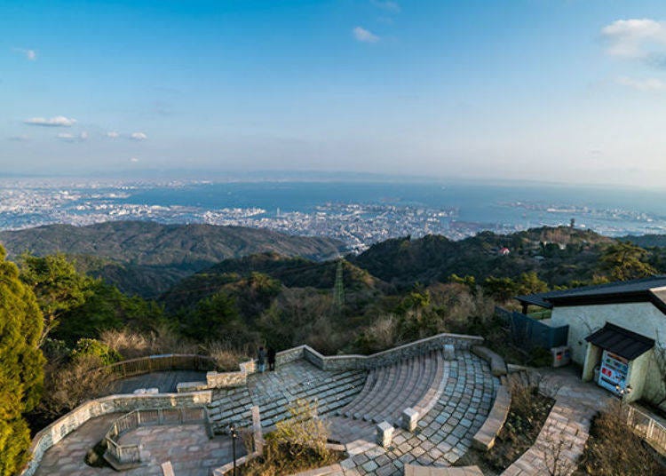 ▲This is the view from the Observation Tower. This writer suddenly felt like yelling, “Yahoo!” The stepped area below is the Observation Terrace.