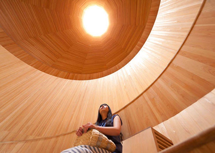 ▲The Fushitsu [Wind Room] is the broad, cylindrical area in the center of the observatory. The aroma of the cypress and cool breezes are most pleasant. (Photo provided by Mt. Rokko Tourism Co., Ltd.)
