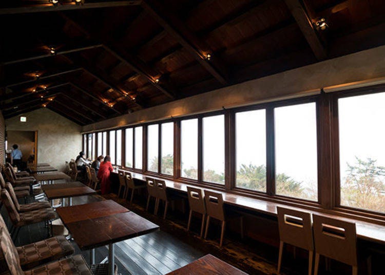 ▲ All seats in the long, narrow interior look out over the scenery.