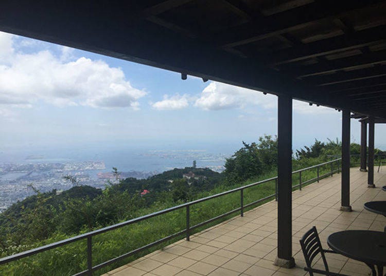 ▲On a fine day you can also enjoy dining out on the terrace. (Photo provided by Mt. Rokko Tourism Co., Ltd.)