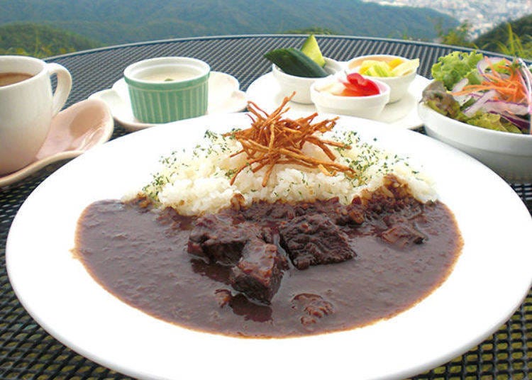 ▲ The Luxurious Kobe Beef Curry (1,836 yen including tax) comes with homemade pickles, a salad, petite dessert, and coffee or tea. (Photo provided by Mt. Rokko Tourism Co., Ltd.)
