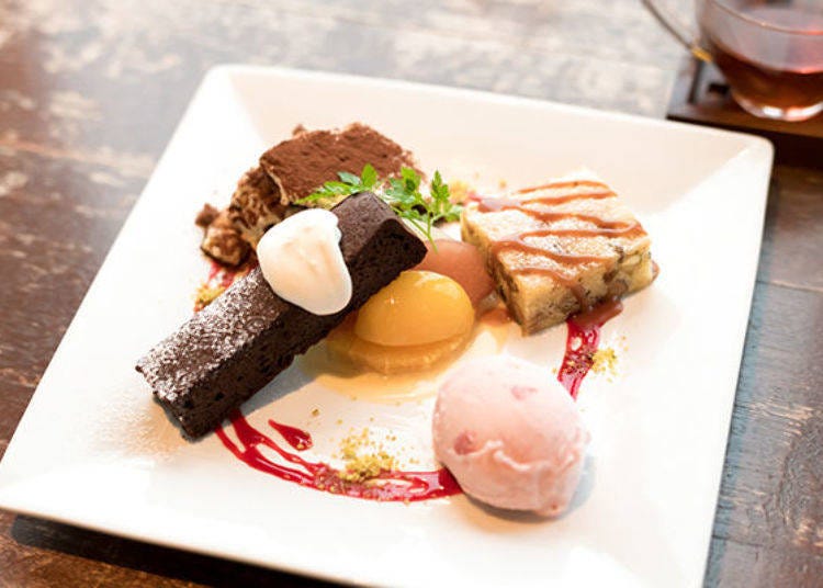 ▲The dessert of the day consists of an assortment of four types (1,512 yen including tax) and comes with a drink. This dish of four kinds of seasonal sweets is discreetly luxurious.