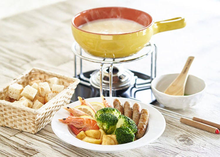 ▲The popular cheese fondue can be ordered for two or more (1,944 yen, including tax, per person). (Photo provided by Mt. Rokko Tourism Co., Ltd.)