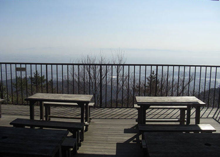 ▲Ramen or ice cream enjoyed in the fresh air outside makes them taste even more delicious. (Photo provided by Mt. Rokko Tourism Co., Ltd.)