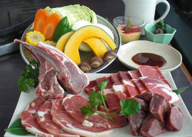 ▲The Whole Lamb Course brims with lamb meat (3,800 yen, including tax, per person). (Photo provided by Mt. Rokko Tourism Co., Ltd.)
