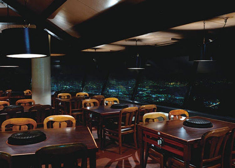 ▲The restaurant seats 170 and the night view through the large windows is absolutely stunning. (Photo provided by Mt. Rokko Tourism Co., Ltd.)