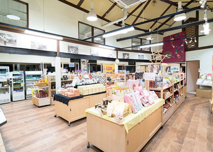 ▲Rokko Souvenir Hall sells mostly food products of both Kobe and Hyogo Prefecture.