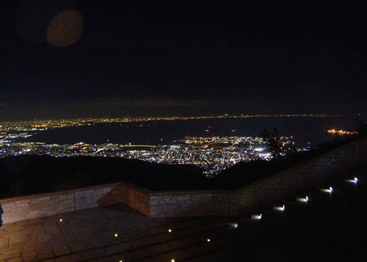 ▲ This is the night view from the Observation Terrace. Osaka Bay is beautifully surrounded by city lights. (Photo provided by Mt. Rokko Tourism Co., Ltd.)