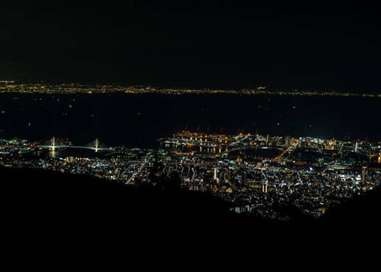 ▲The bright lights of Kobe City in the foreground extend to Osaka Bay and beyond it can be seen the southern part of Osaka. The spots of light in Osaka Bay are those of passing ships. One never tires of this view.