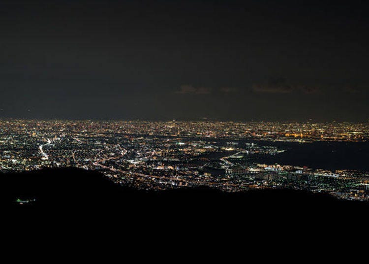 ▲이것은 전망 데크에서 보이는 광경. 왼쪽에 보이는 오사카 북쪽의 빛의 융단이 눈부시다!