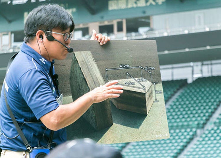 ▲The guide also explained trivia about Koshien Stadium, including secrets of the home plate and about the superb field drainage system.