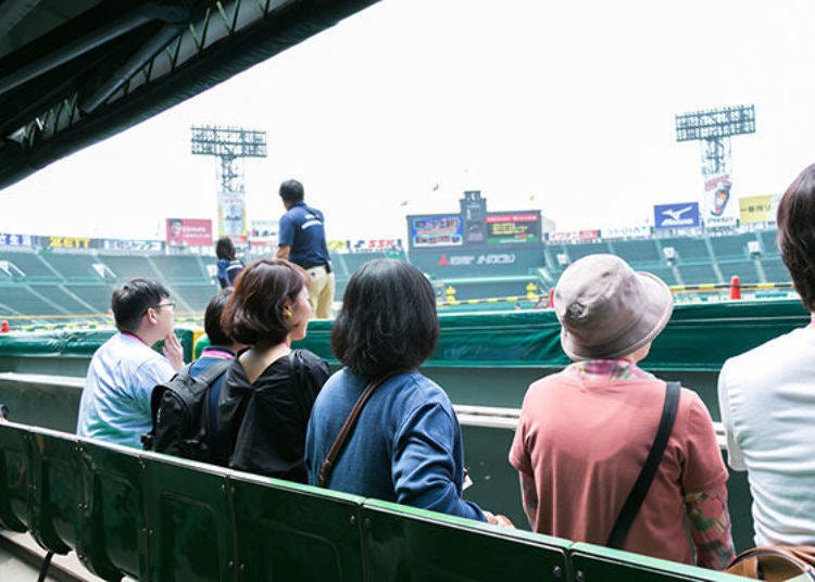▲ It was quite an exhilarating moment to be able to smell the turf and see all of Koshien spread out before you! I was really happy that I took this tour. For me, this was the best part of the tour!