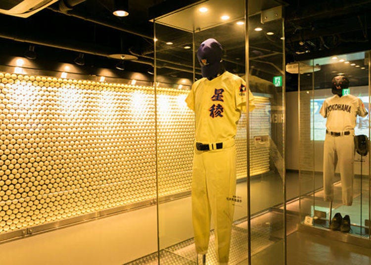 ▲The uniforms and gloves used by Hideki Matsui (Seiryo High School) and Daisuke Matsuzaka (Yokohama High School) are also displayed! The wall is covered in baseballs inscribed with the names of all high schools that have played at Koshien.