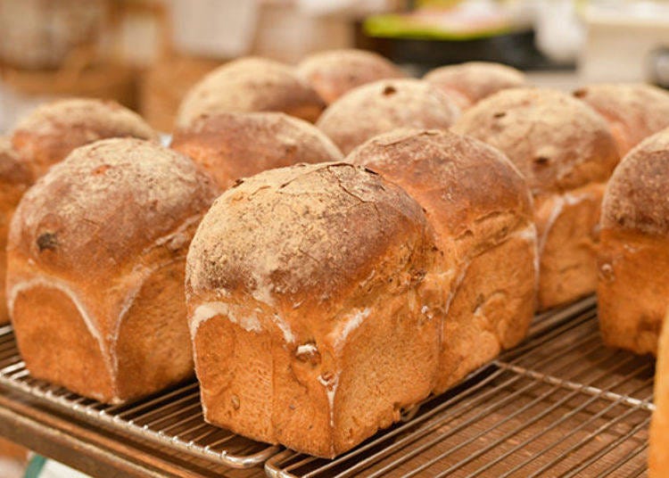 ▲ The store opens at 8:00 a.m., but the greatest variety of bread types can be found between 12:00 and 1:00 p.m.
