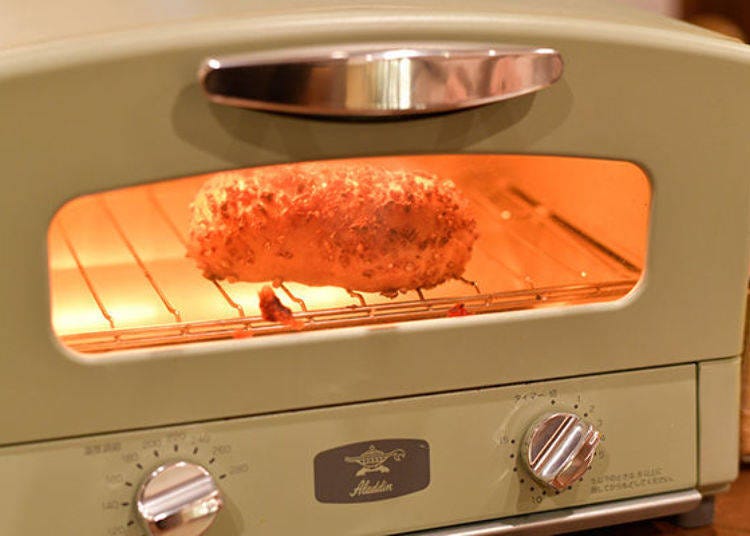 ▲You can freely use the toaster in the cafe. The croissant can easily burn so it is best to heat it for only about one minute. One to two minutes is good for other types of bread.