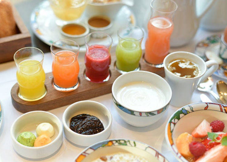 ▲ I felt energized just looking at this “salad you can drink” full of vitamins. The red juice in the center is made from red cabbage and tomato. Perfect breakfast in Kobe!