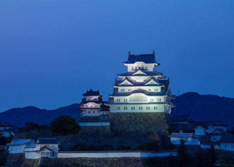 ▲ The mood is quite different from that of daytime (photo taken from the Egret Himeji complex in front of Himeji Castle)