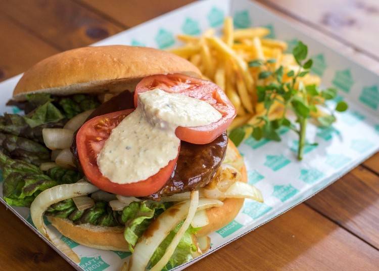 ▲Awaji Beef and Onions Mega Craft Burger (1,680 yen, tax excluded). The sweet onions go perfectly with the soft, succulent meat!