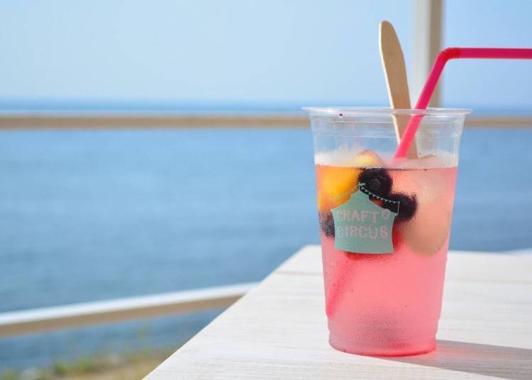 ▲There’s nothing better than drinking a frozen fruit cider (700 yen, tax excluded) with a stunning sea view in front of you!