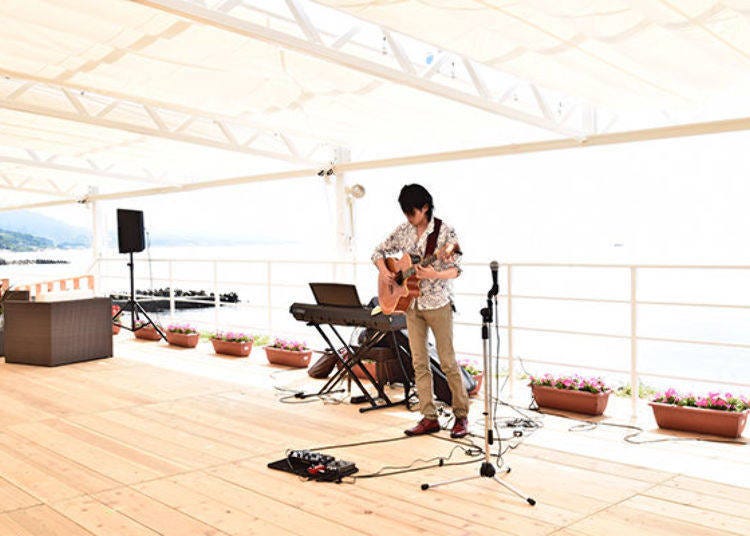 ▲Scene from a past event. Pleasant music against the backdrop of the Harima Sea