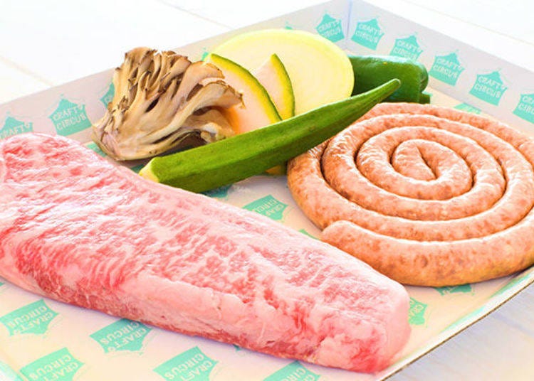 ▲아와지 소고기 크래프트 BBQ 세트 (1~2인분 / 4980엔, 부과세 별도). 큼직한 설로인 스테이크에 수제 소시지, 그리고 채소가 곁들여져 있다.