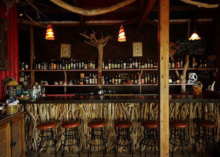 ▲The bar is stocked with spirits from all over the world.