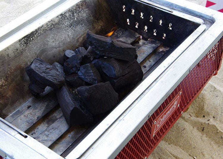 ▲ Put in the charcoal, add charcoal lighter fluid, and then light it. In no time at all the fire will be burning nicely.