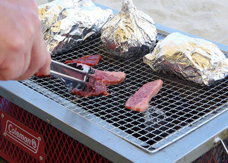 ▲ Once the coals are ready, you can begin grilling the meat. The aroma of the sizzling meat is certain to whet your appetite.
