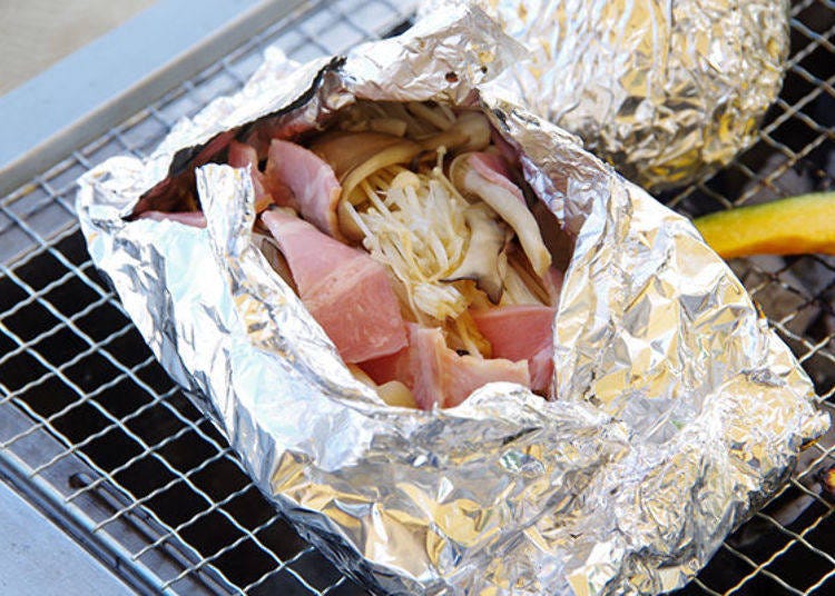 ▲Mushrooms and bacon wrapped in foil