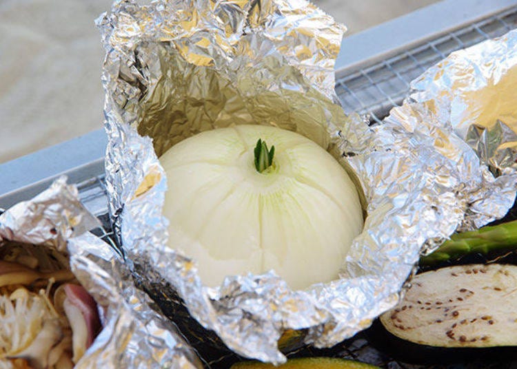 ▲The whole grilled onion, for which Awaji Island is famous, was also delicious. The other foil wrap contained Hasselback potato.