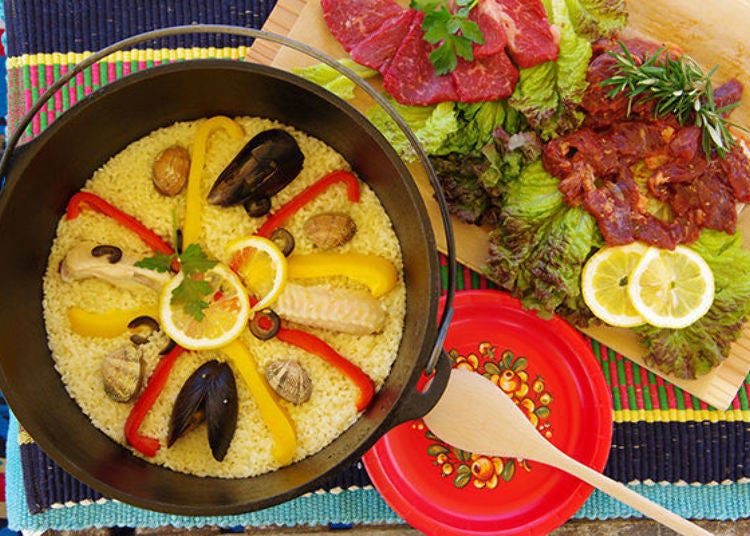▲Barbecued beef, vegetables and paella.... The different flavors found in this barbecue prepared by the facility’s chef taste even more delicious when enjoyed at the beach.