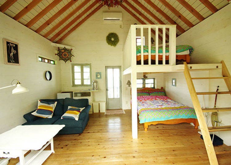 ▲小木屋裡面有兩張雙人床和一座沙發。