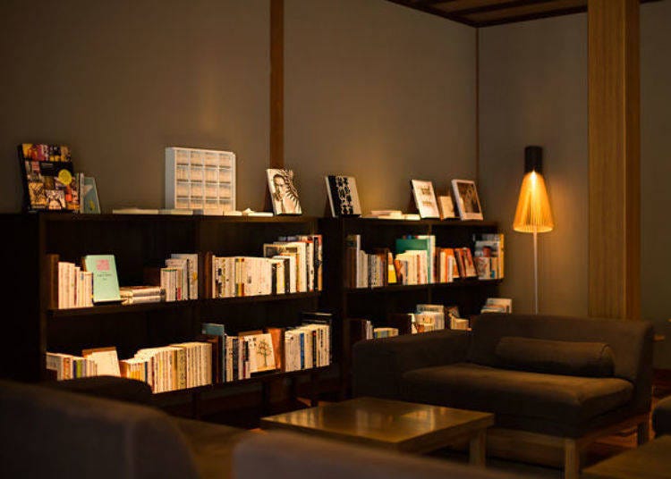 ▲Library lounge. The bookshelves feature a range of books, carefully selected by Mr. Yoshitaka Haba, the Book Director
