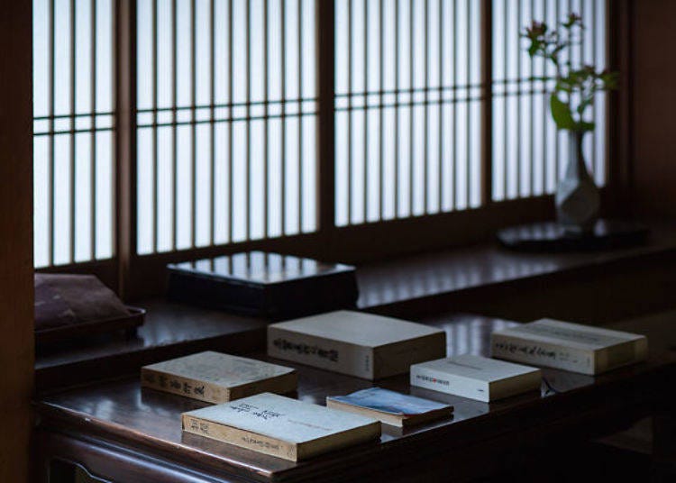 ▲Various first editions of Naoya Shiga’s works are laid out on the desk