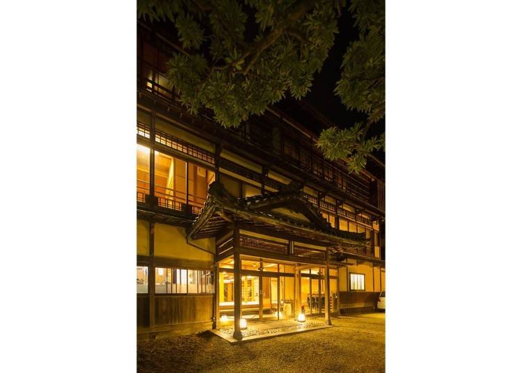 ▲Mikiya’s entrance hall. The historic, atmospheric building takes on a magical appearance at dusk when it is illuminated with orange lights.