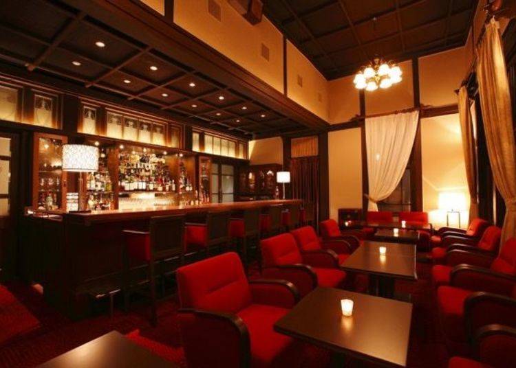 ▲The bar is open from 6:00 p.m. to 11:00 p.m. Original Nara Hotel cocktails start at 1,544 yen (including tax and service). It’s a rather special way to enjoy the night.