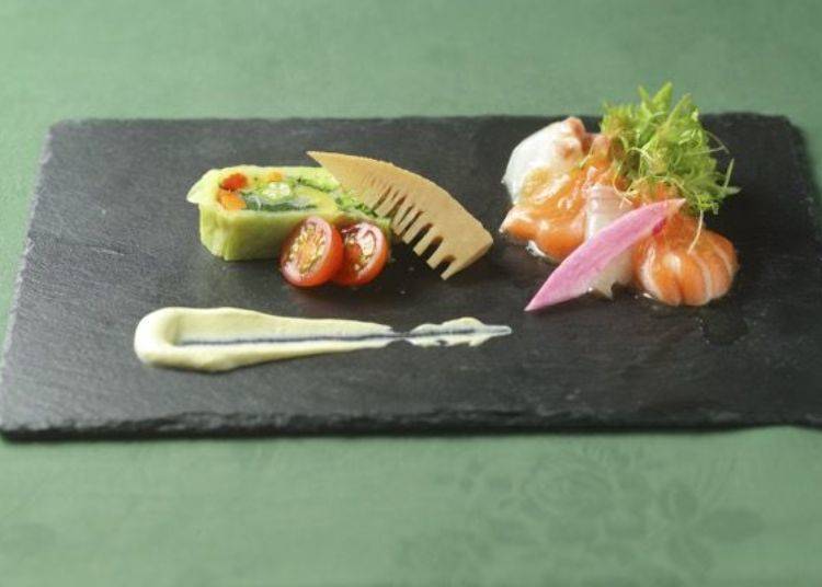 ▲This delicious dish of sea bream and salmon with pressed vegetables was a delight to the eye.