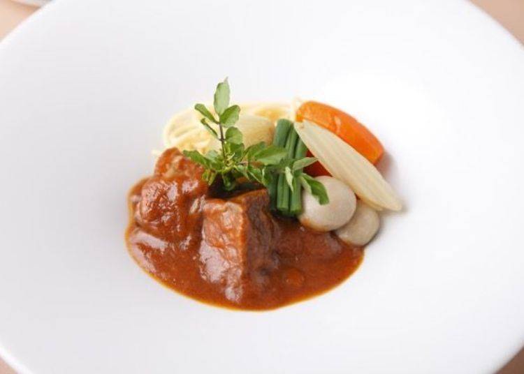 ▲ In addition to the courses there are a la carte dishes, too, such as beef stew which costs 9,504 yen (including tax and service).