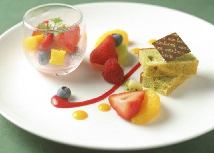 ▲茶香味濃郁的「綠茶楓糖蛋糕（緑茶のマーブルケーキ）」，與吃起來像慕斯般酸甜柔滑的「莓果冰晶（メルバ・ベリーユ）」