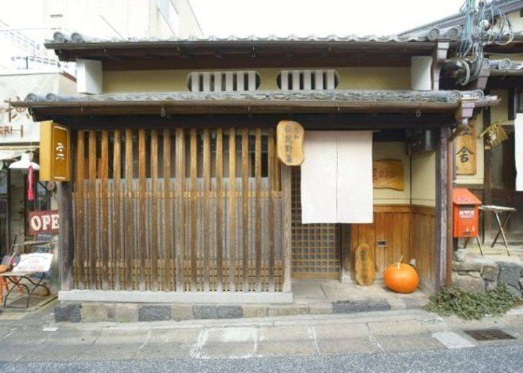 ▲ The store, which is a renovated merchant house, looks tranquil. When you pass under the shop curtain you come to a long, narrow passageway called an unaginonedoko [place where eels sleep].