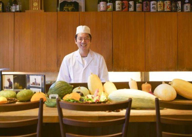 ▲Mr. Daisuke Atarashi, the head chef and manager, turns these freshly harvested vegetables into delicious dishes.