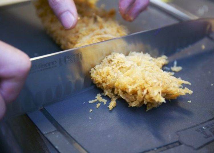 ▲The knife makes a delightful crunching sound as it slices through the meat. One could say that tonkatsu is a dish that delights the five senses.