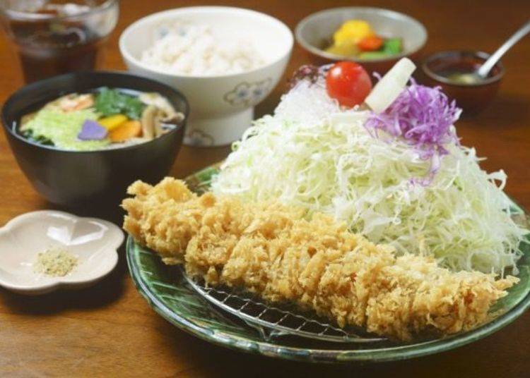 ▲ The crisply coated 120-gram pork cutlet eaten with salt set: 1,600 yen (excluding tax). The Tappuri [ample] Salad is a mountain of chopped cabbage, wasabina [leaf mustard], beefsteak plant, red onions, and red cabbage.