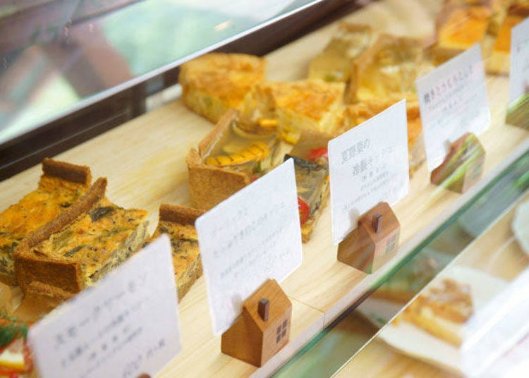 ▲A wide variety of quiches arranged in the showcase (from 450 yen each, tax not included). So many to choose from!