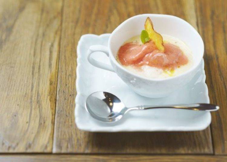 ▲The soup that came with the set was a chilled potato soup. It came with a consommé and tomato gelato.