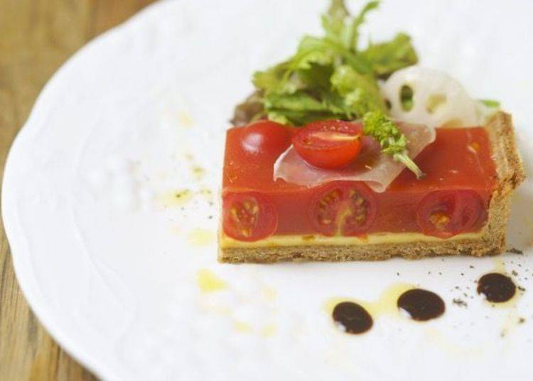 ▲ The tomatoes are a vivid red. The mozzarella cheese and tomatoes go very well together.